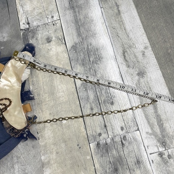 𝅺chambray linen & cotton blend apron w/ floral accents. Adjustable waist & neck - Picture 7 of 12